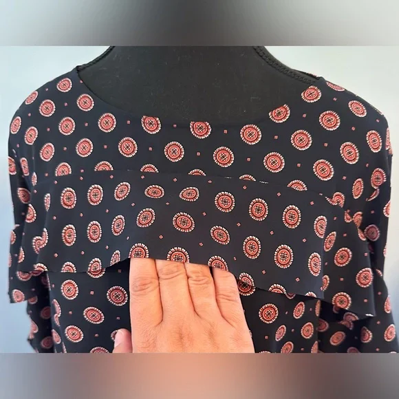 ✅ 3 for $25 - Banana Republic Navy Blue and Red Patterned Blouse with ruffle - Picture 4 of 11